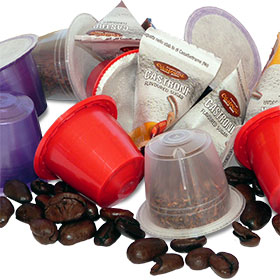 Kaffee- und Teekapseln, Kaffeebohnen und Zuckerbeutel